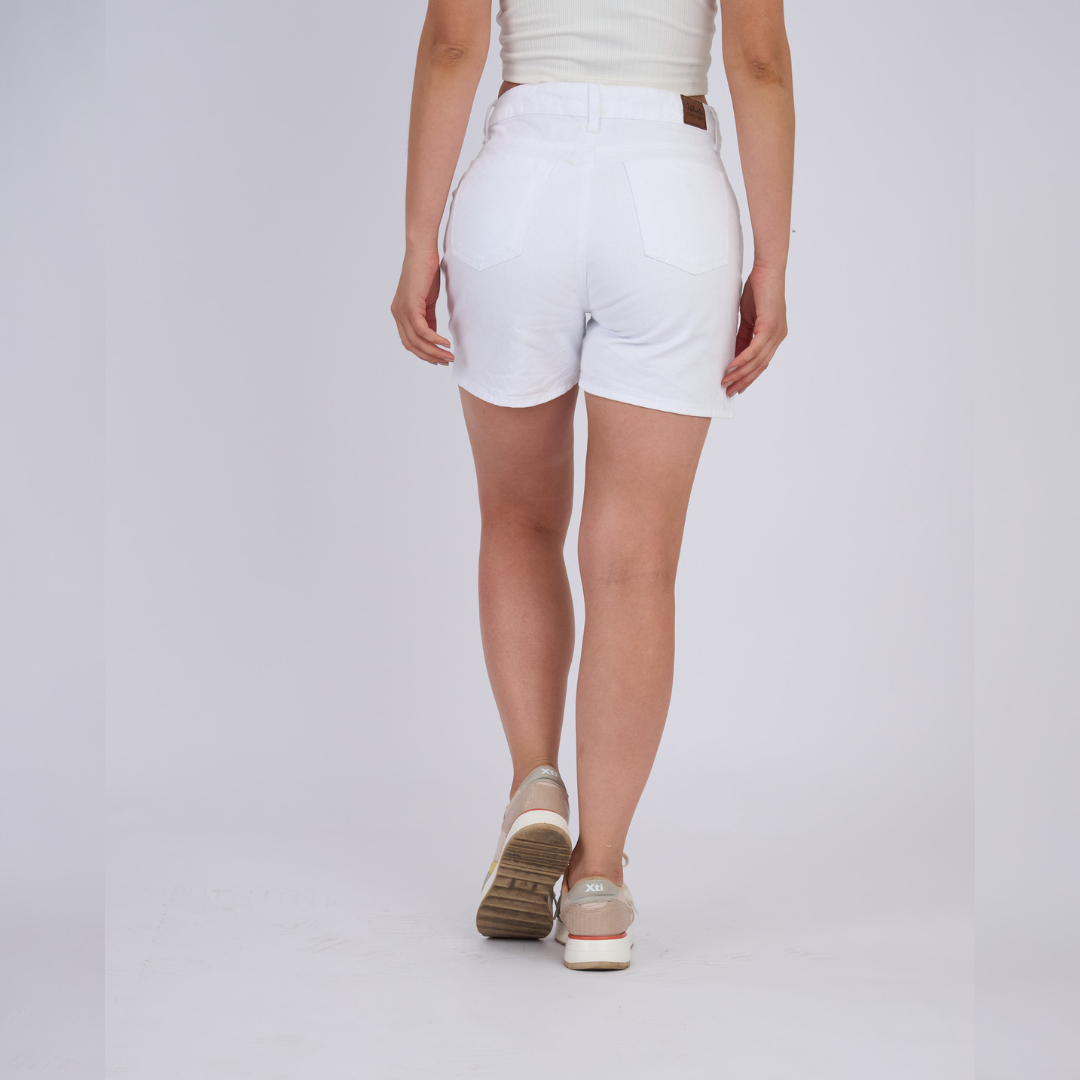 REF: 556235 Short largo tipo baggy rígido, color blanco
