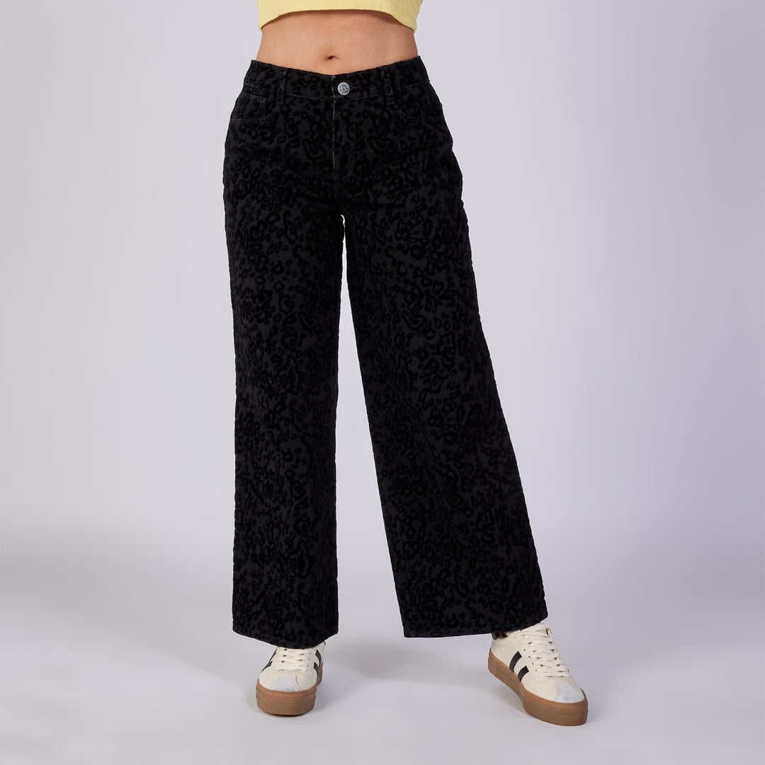 JEAN WIDE LEG TIRO MEDIO CON TEXTURA ATERCIOPELADA ANIMAL PRINT Ref: 552734