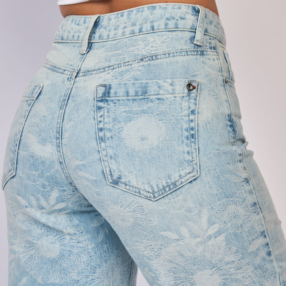 REF: 552852 Jean dama straight tiro alto rígido con flores bordadas, color Azul claro