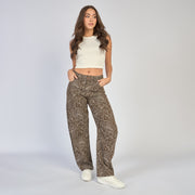REF: 552878 Jean dama barrel straight rígido con bordado paisley, color Café