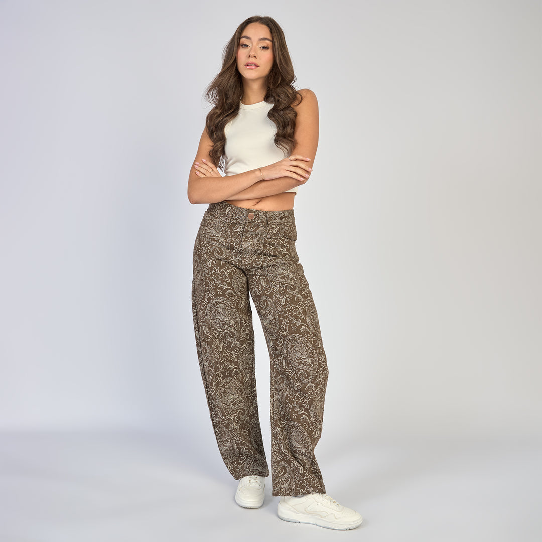 REF: 552878 Jean dama barrel straight rígido con bordado paisley, color Café