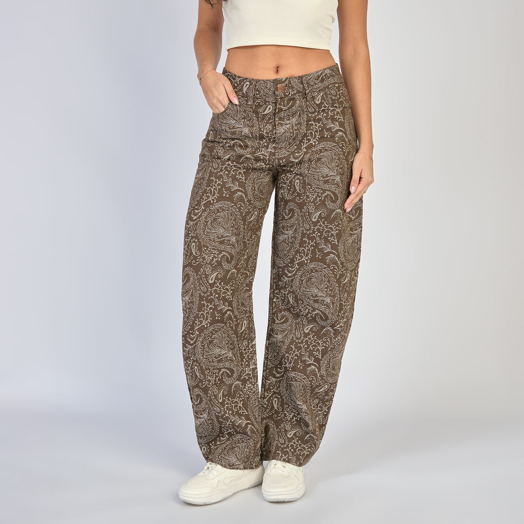 REF: 552878 Jean dama barrel straight rígido con bordado paisley, color Café