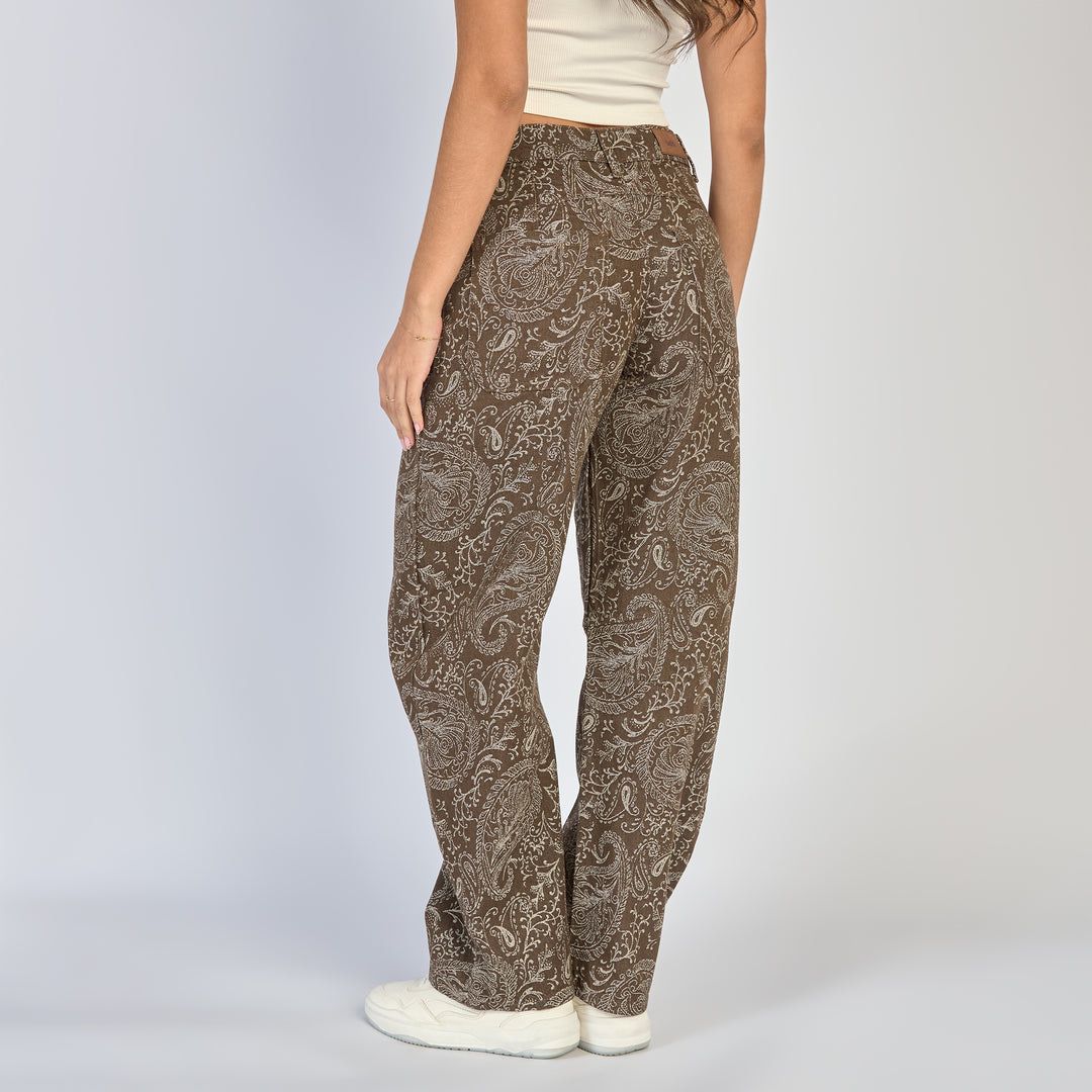 REF: 552878 Jean dama barrel straight rígido con bordado paisley, color Café