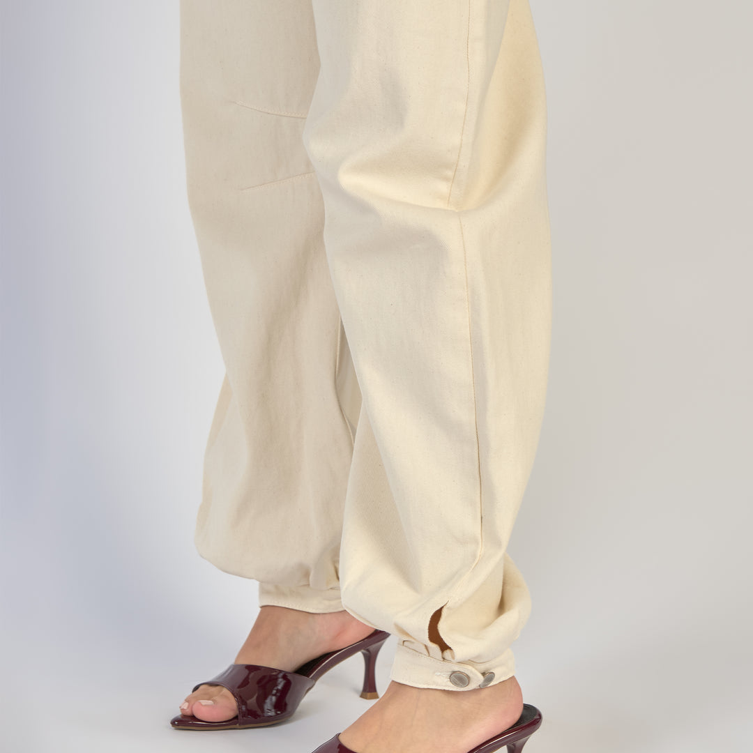 REF: 552879 Jean dama barrel straight rígido con botón en la bota, color Ivory