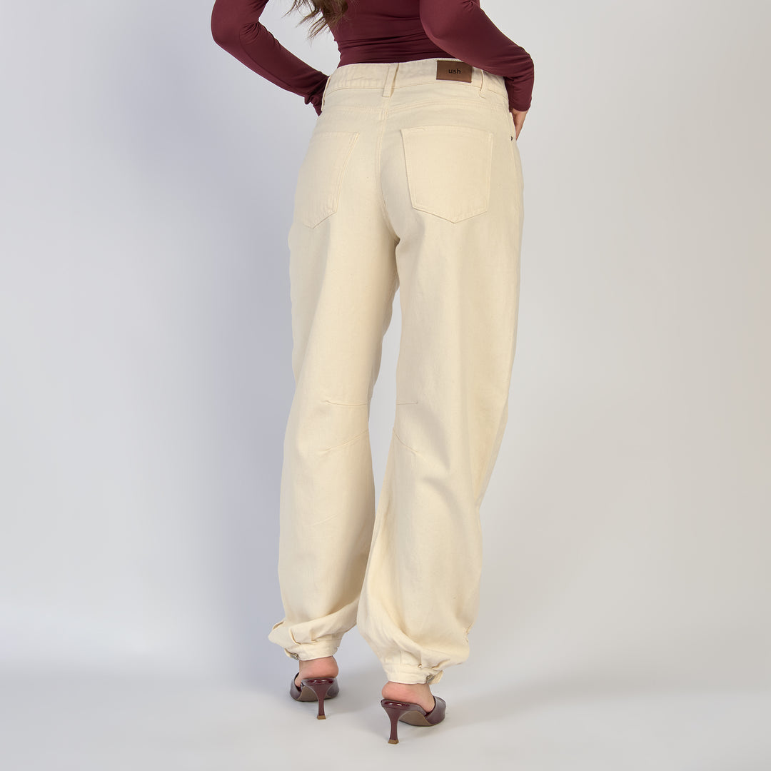 REF: 552879 Jean dama barrel straight rígido con botón en la bota, color Ivory