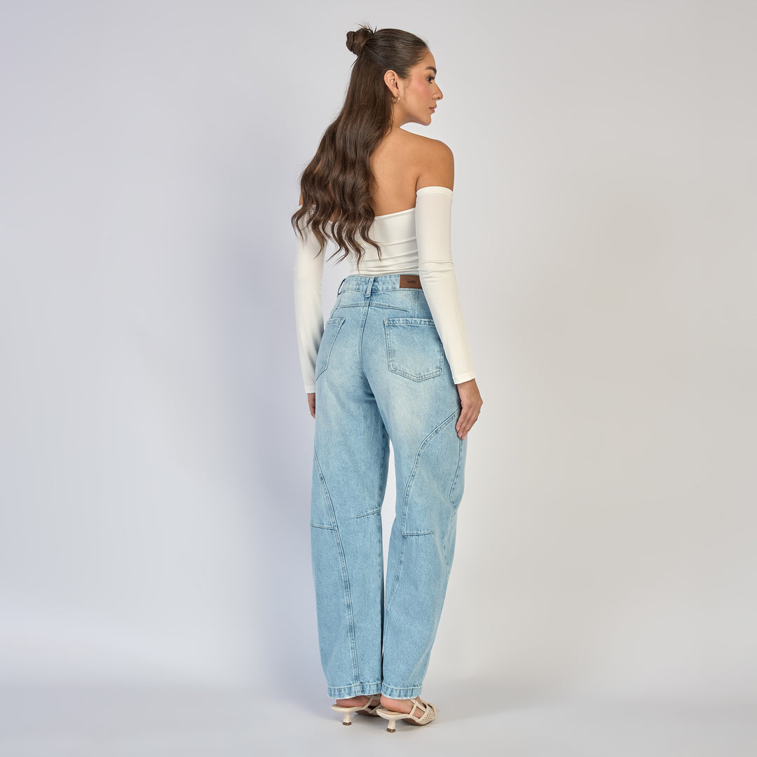REF: 552864 Jean dama barrel straight rígido con pretina asimétrica, color Azul claro