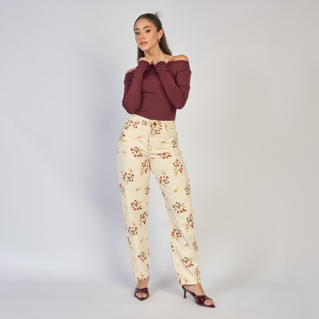 REF: 552866 Jean dama mom fit tiro alto rígido con estampado floral, color Crudo