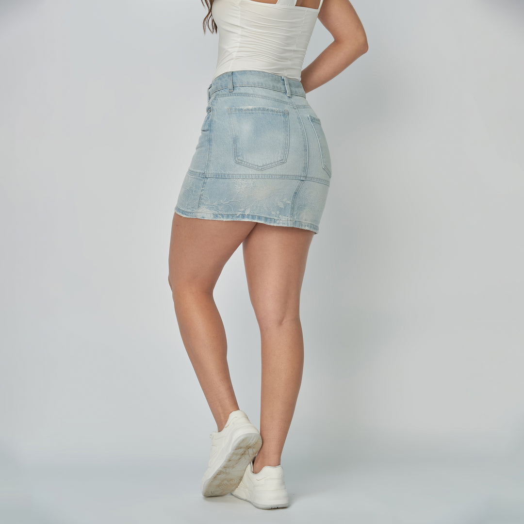REF: 556285 Falda dama rígida con pretina asimétrica y flores bordadas, color Azul claro