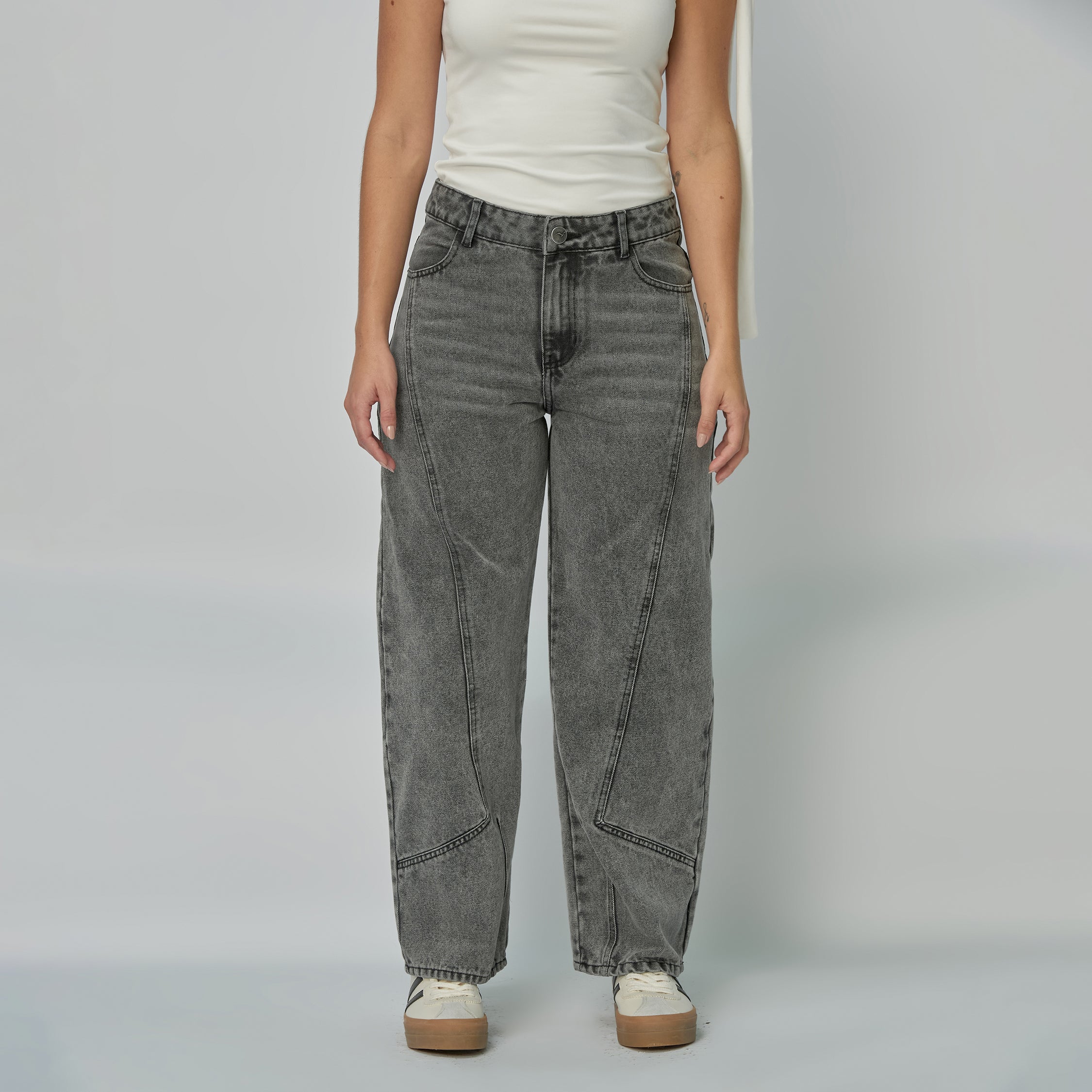 REF: 552892 Jean dama Barrel Straight rígido con costuras diagonales, color Gris claro