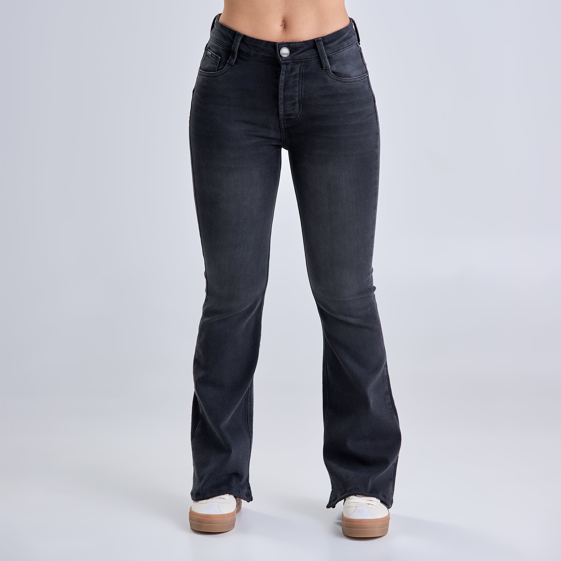 Ref: 552636 Jean colombiano flare boot tiro medio en denim stretch, color gris oscuro