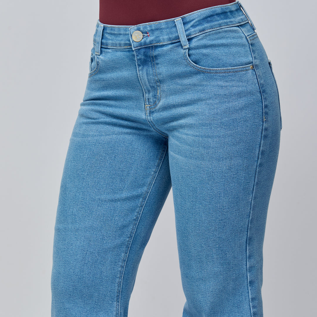 Ref: 552746 Jean vaquero flare tiro medio en denim licrado, color azul claro