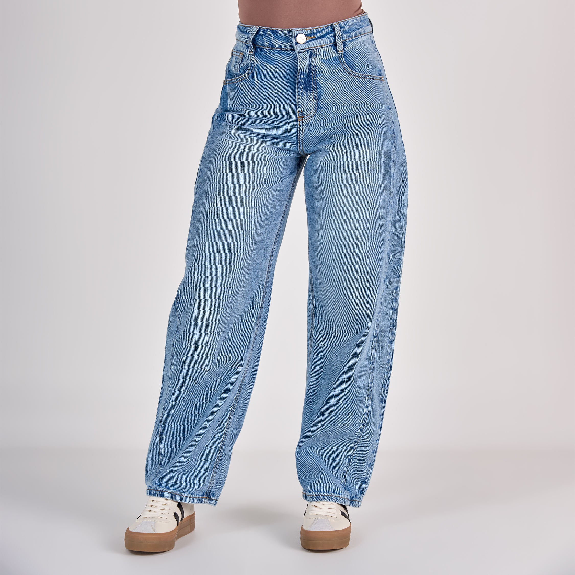 REF: 552824 Jean dama barrel straight tiro medio rígido 100% algodón, color Azul claro