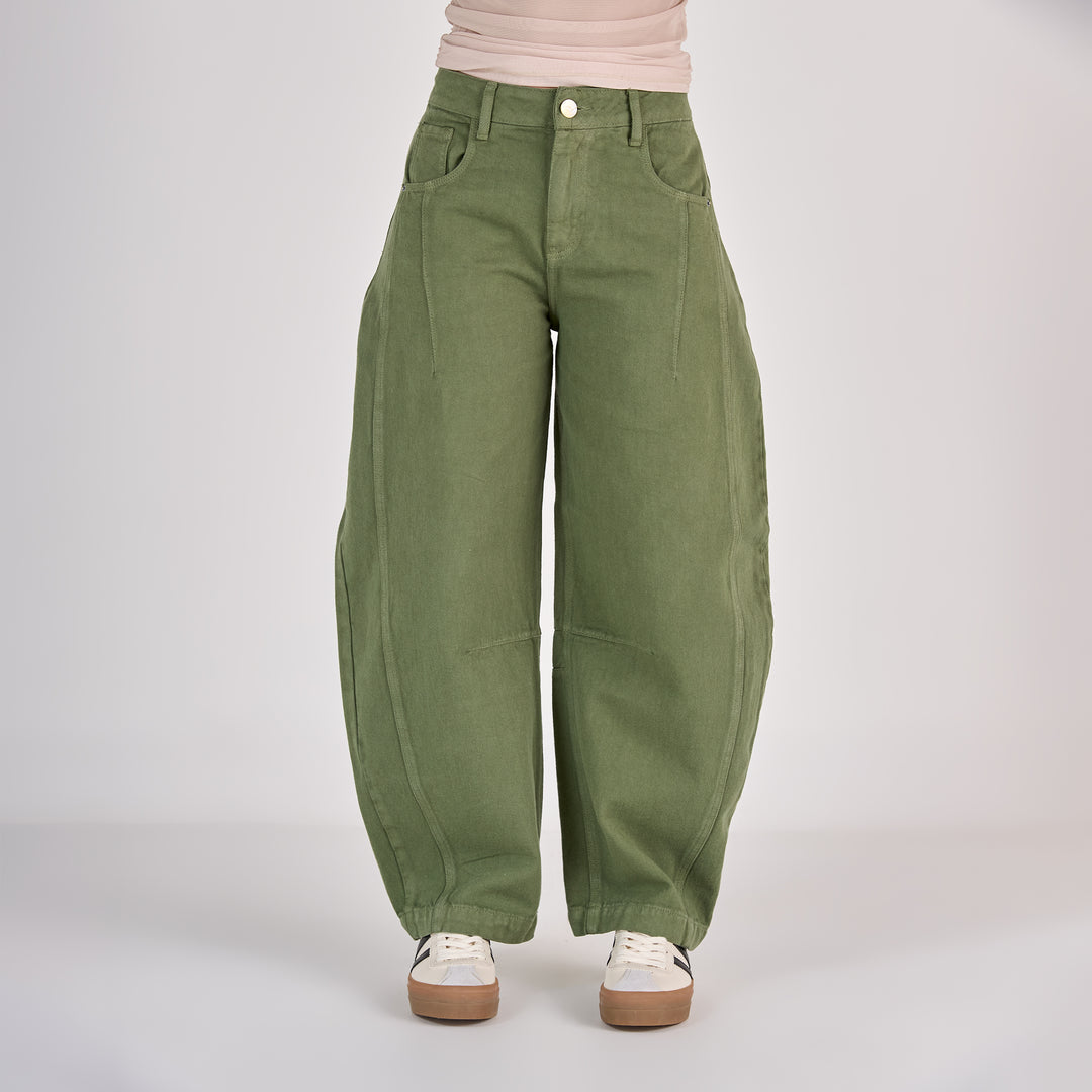 REF: 552742 Jean dama barrel tiro medio rígido 100% algodón, color verde