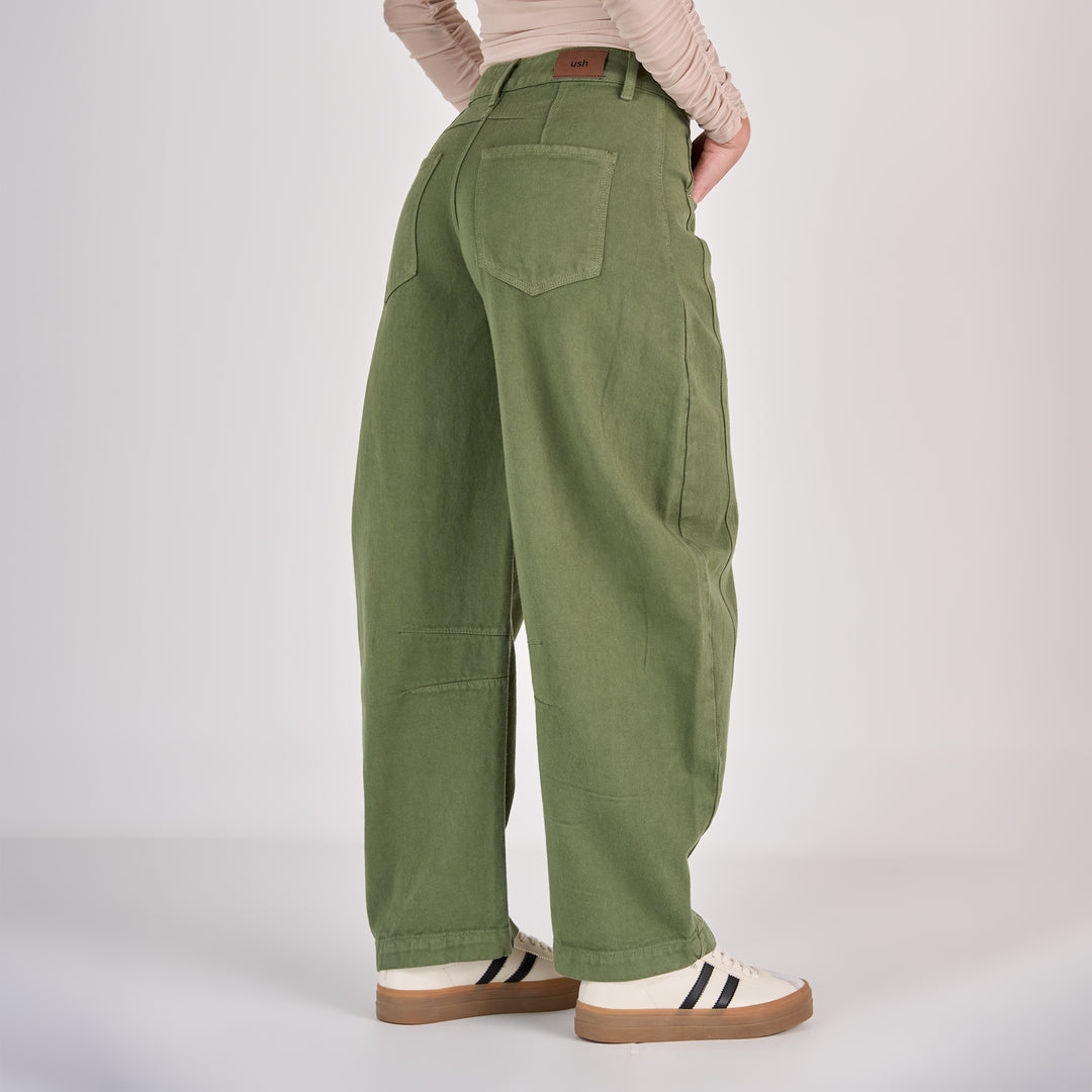 REF: 552742 Jean dama barrel tiro medio rígido 100% algodón, color verde