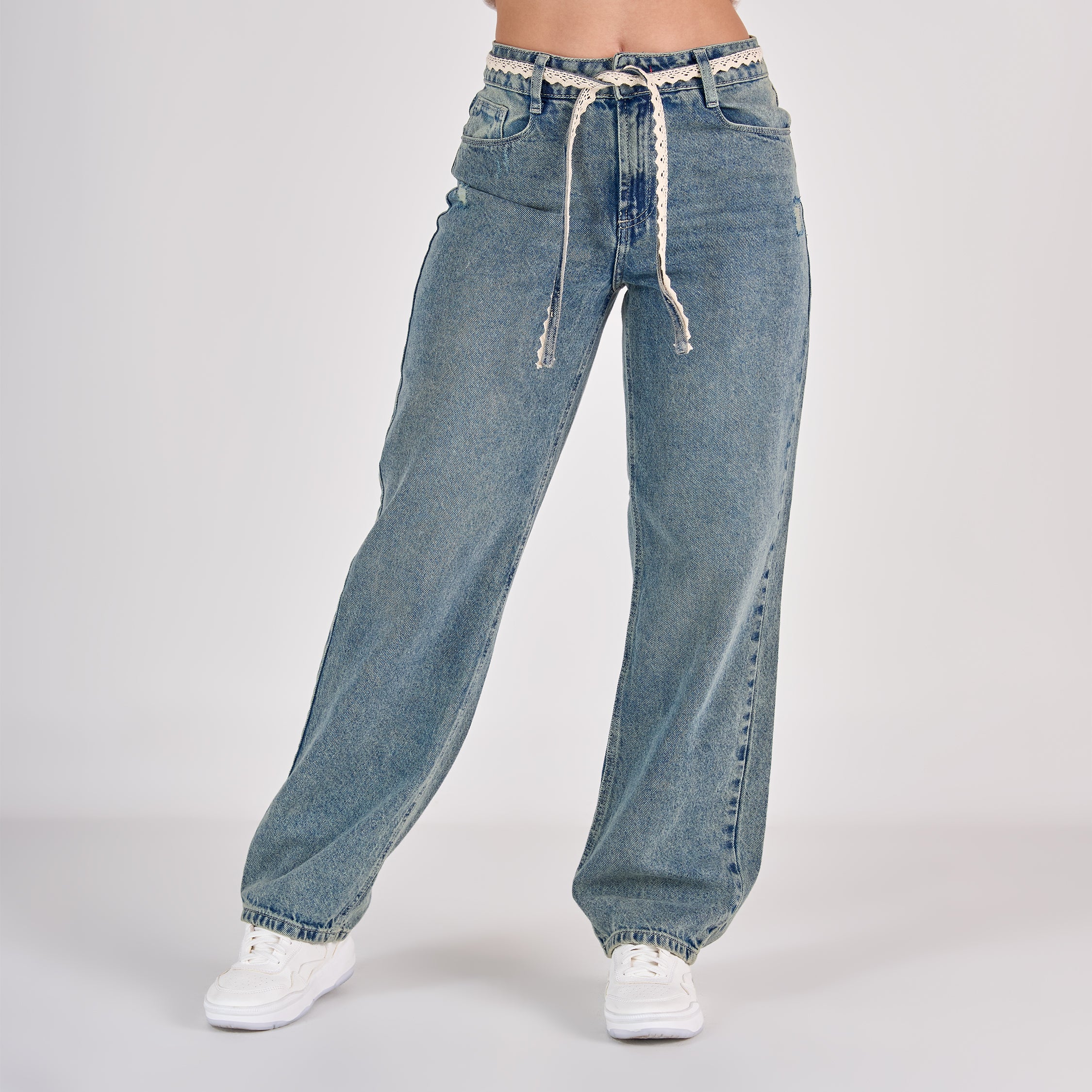 REF: 552826 Jean dama straight tiro alto rígido 100% algodón color Azul dirty con cinturón en encaje