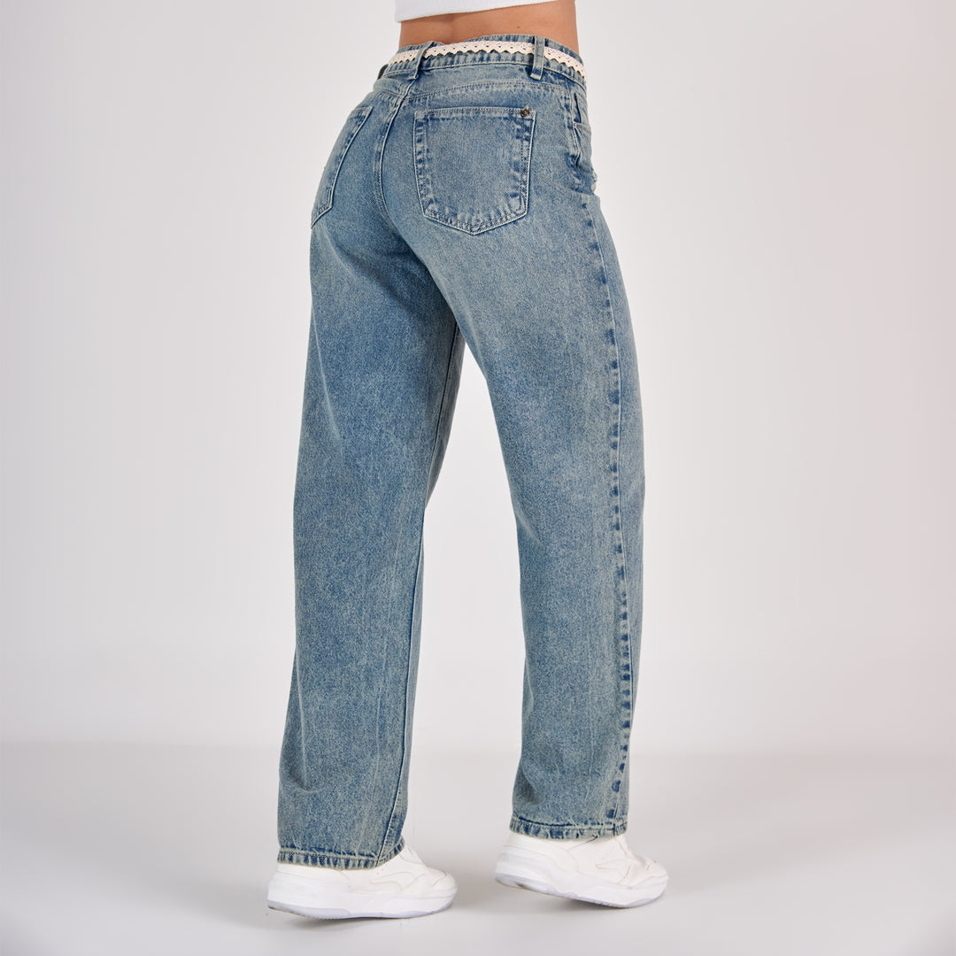 REF: 552826 Jean dama straight tiro alto rígido 100% algodón color Azul dirty con cinturón en encaje