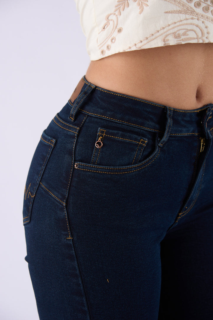 Ref: 552714 Jean flare boot licrado tiro medio en denim, color azul oscuro