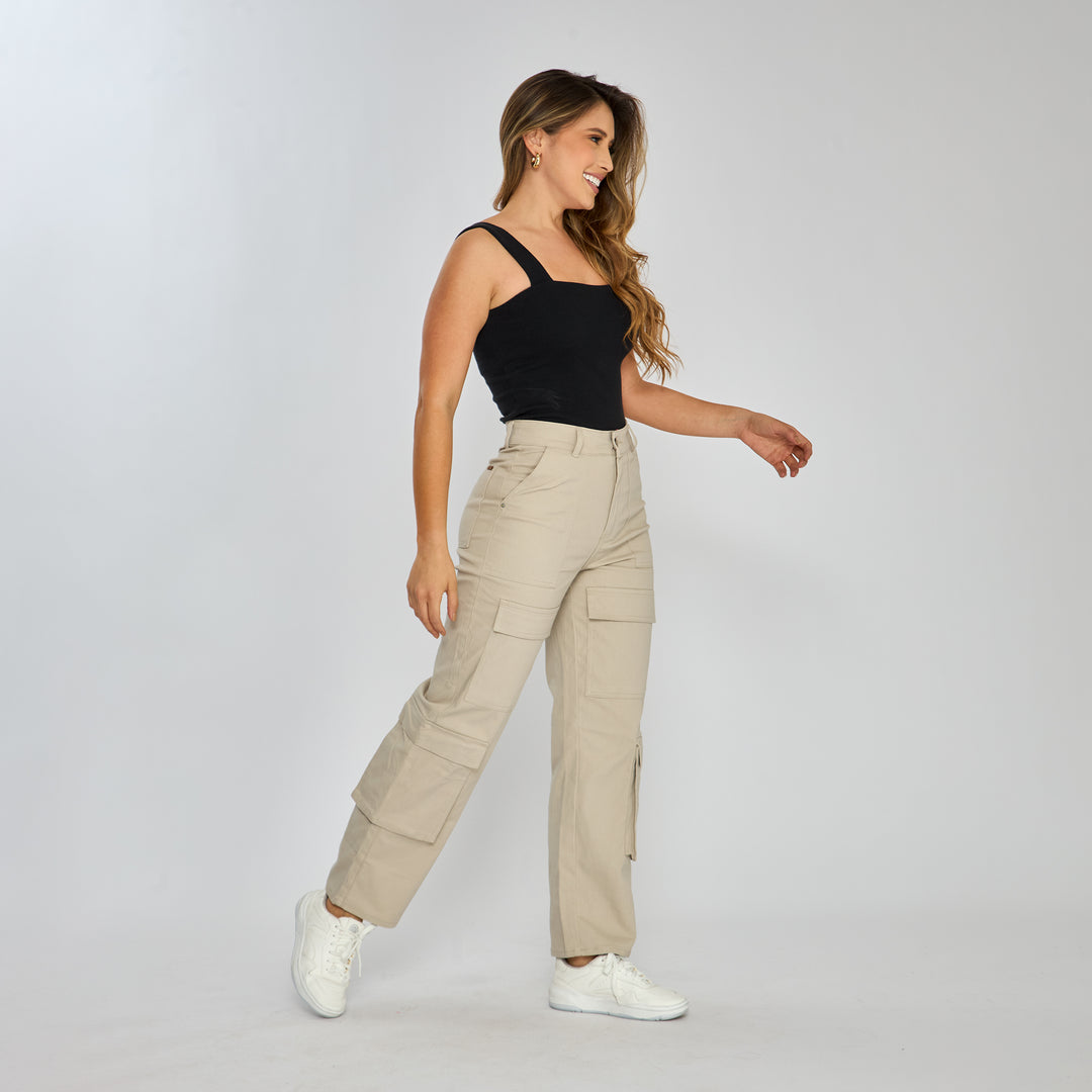 REF: 552577 Pantalón cargo bota recta tiro alto en denim stretch, color arena