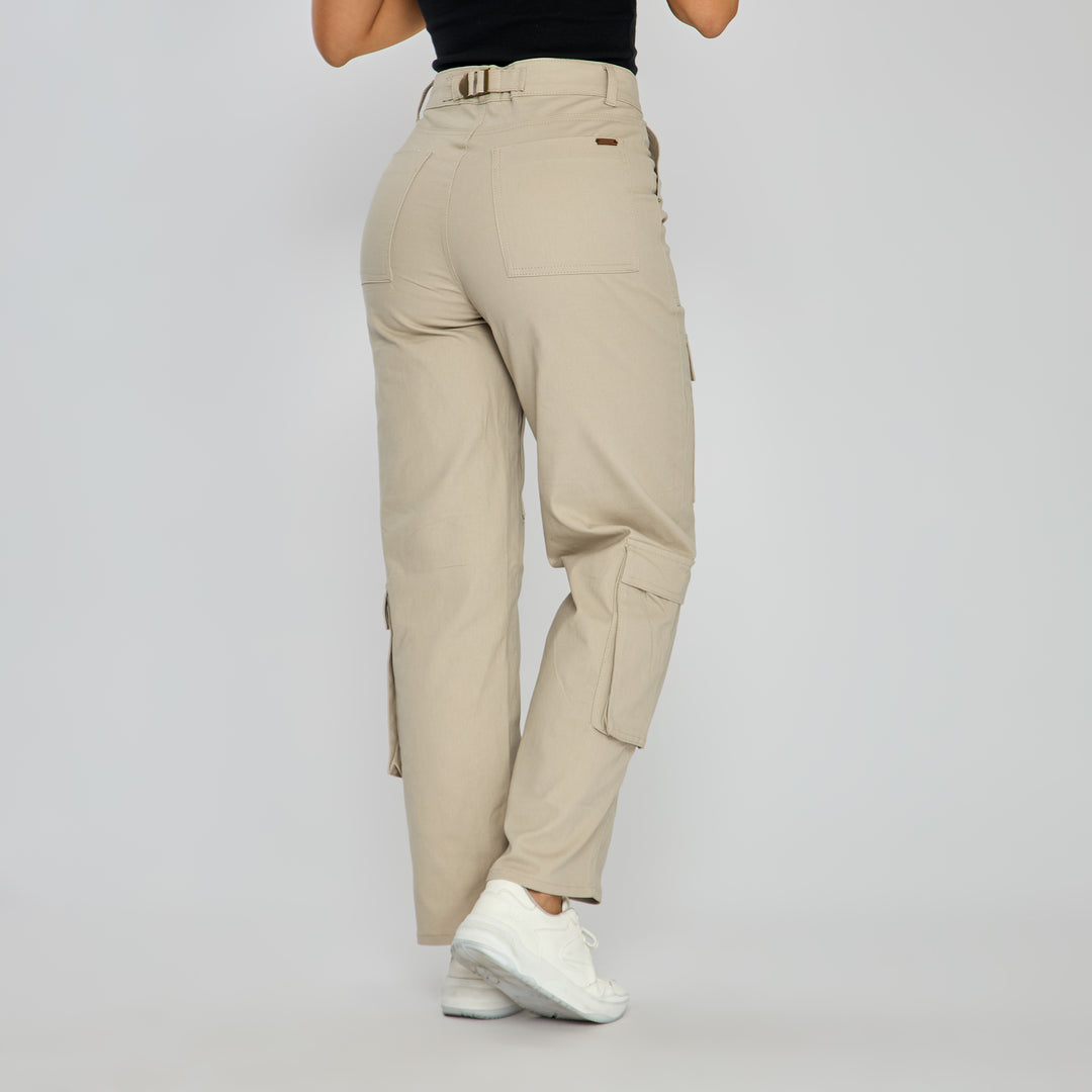 REF: 552577 Pantalón cargo bota recta tiro alto en denim stretch, color arena