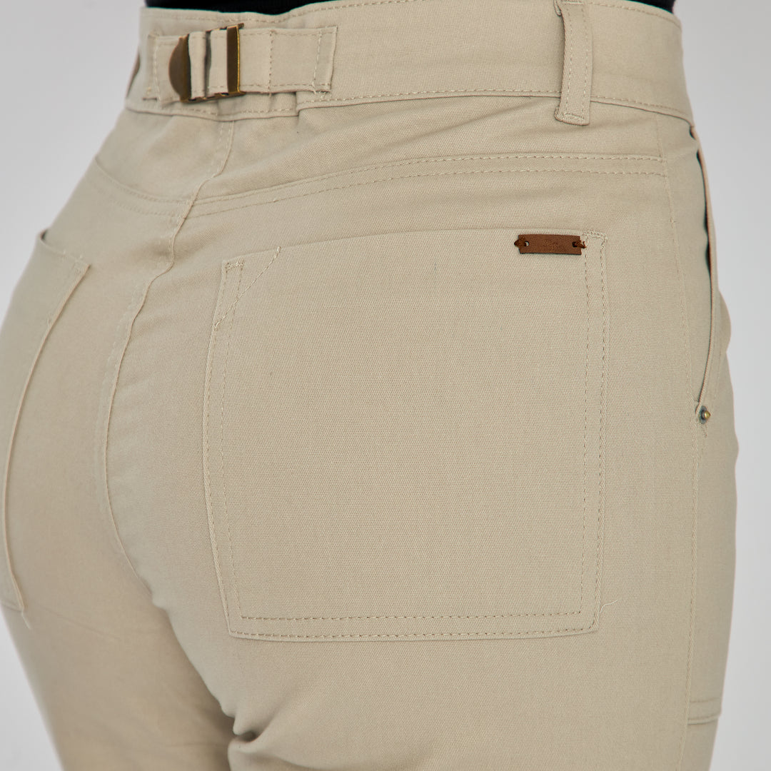 REF: 552577 Pantalón cargo bota recta tiro alto en denim stretch, color arena