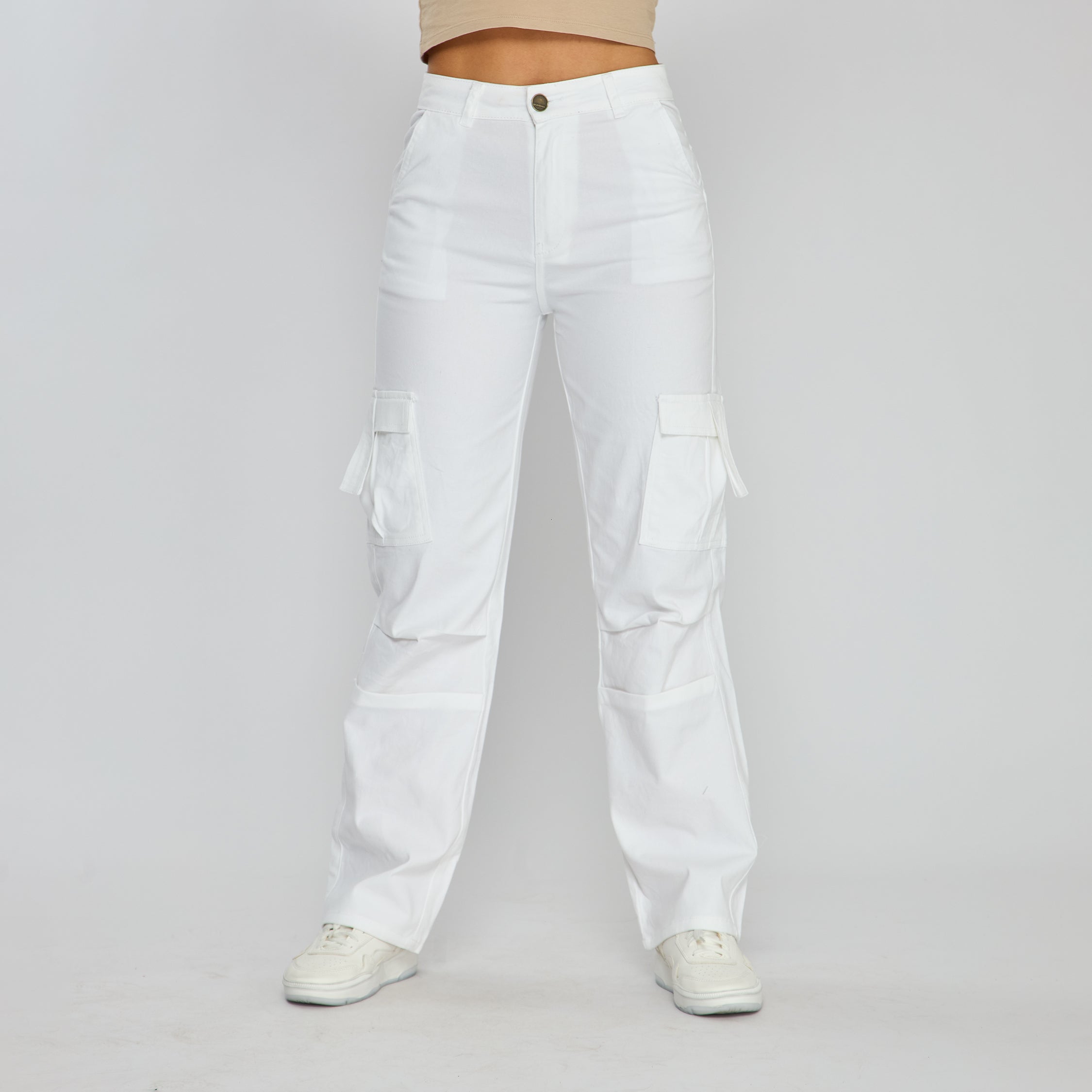 REF: 552578 Pantalón cargo bota recta tiro alto en denim stretch, color blanco