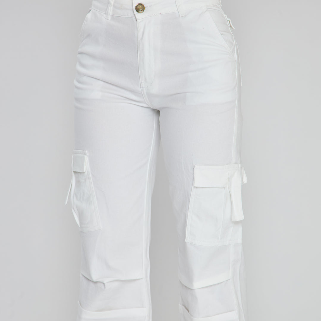 REF: 552578 Pantalón cargo bota recta tiro alto en denim stretch, color blanco